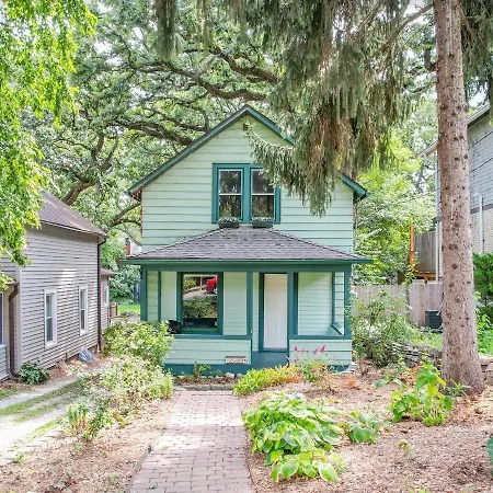 2 Bedroom House With Outdoor Oasis Near Downtown